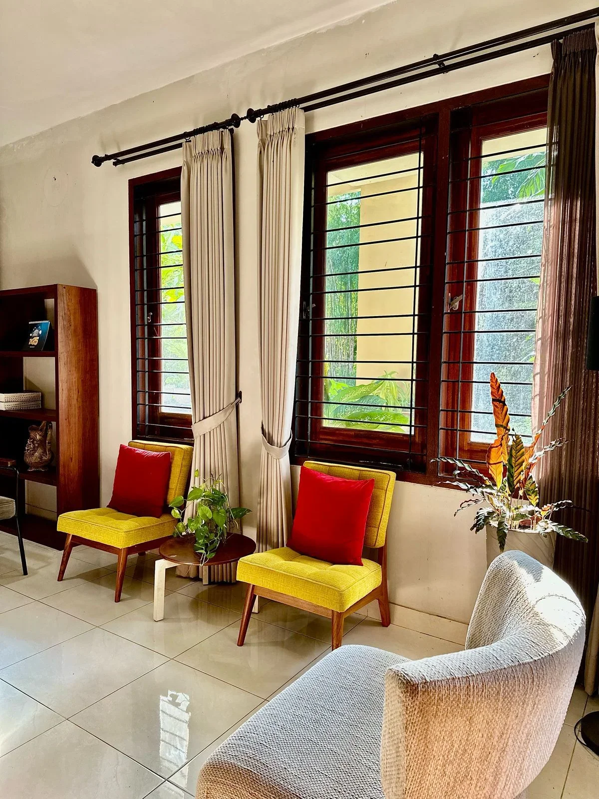 Dijual Rumah Classic 2 Lantai Semi Furnish! CitraLand Surabaya Barat - Galeri 2