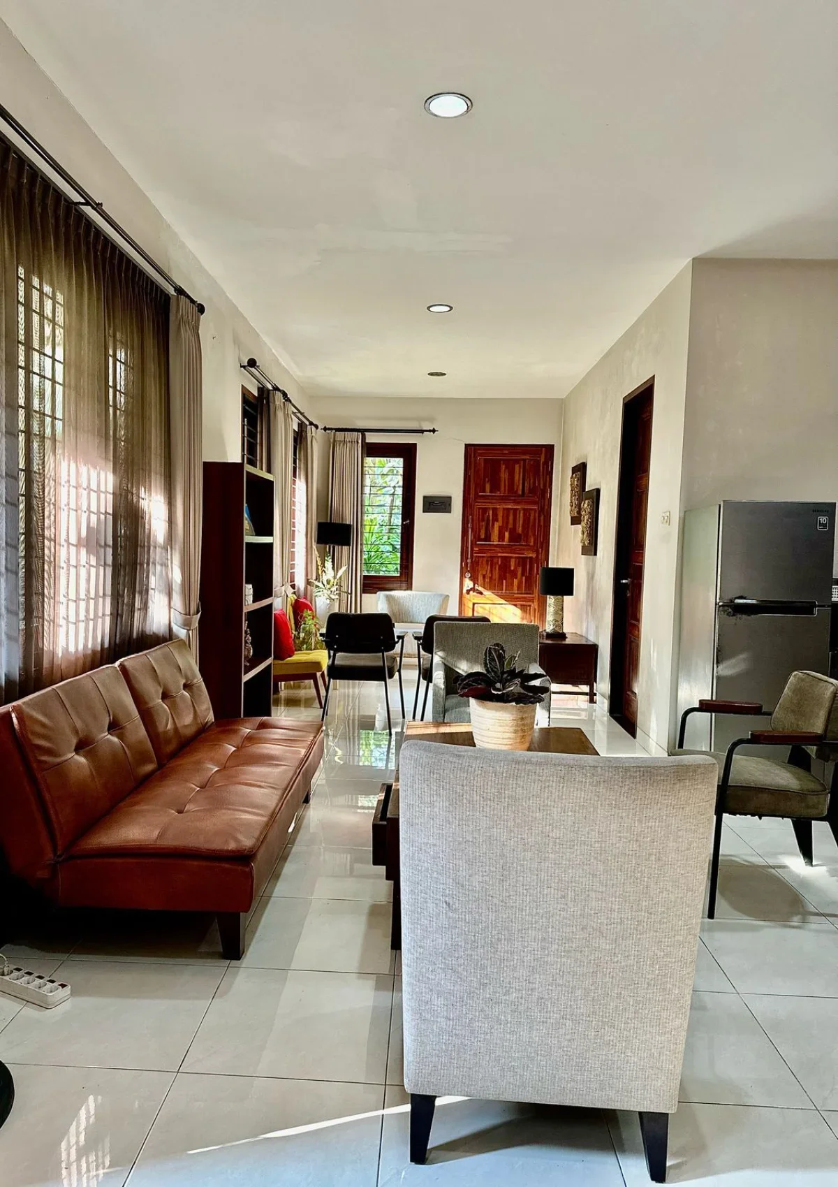 Dijual Rumah Classic 2 Lantai Semi Furnish! CitraLand Surabaya Barat - Galeri 3