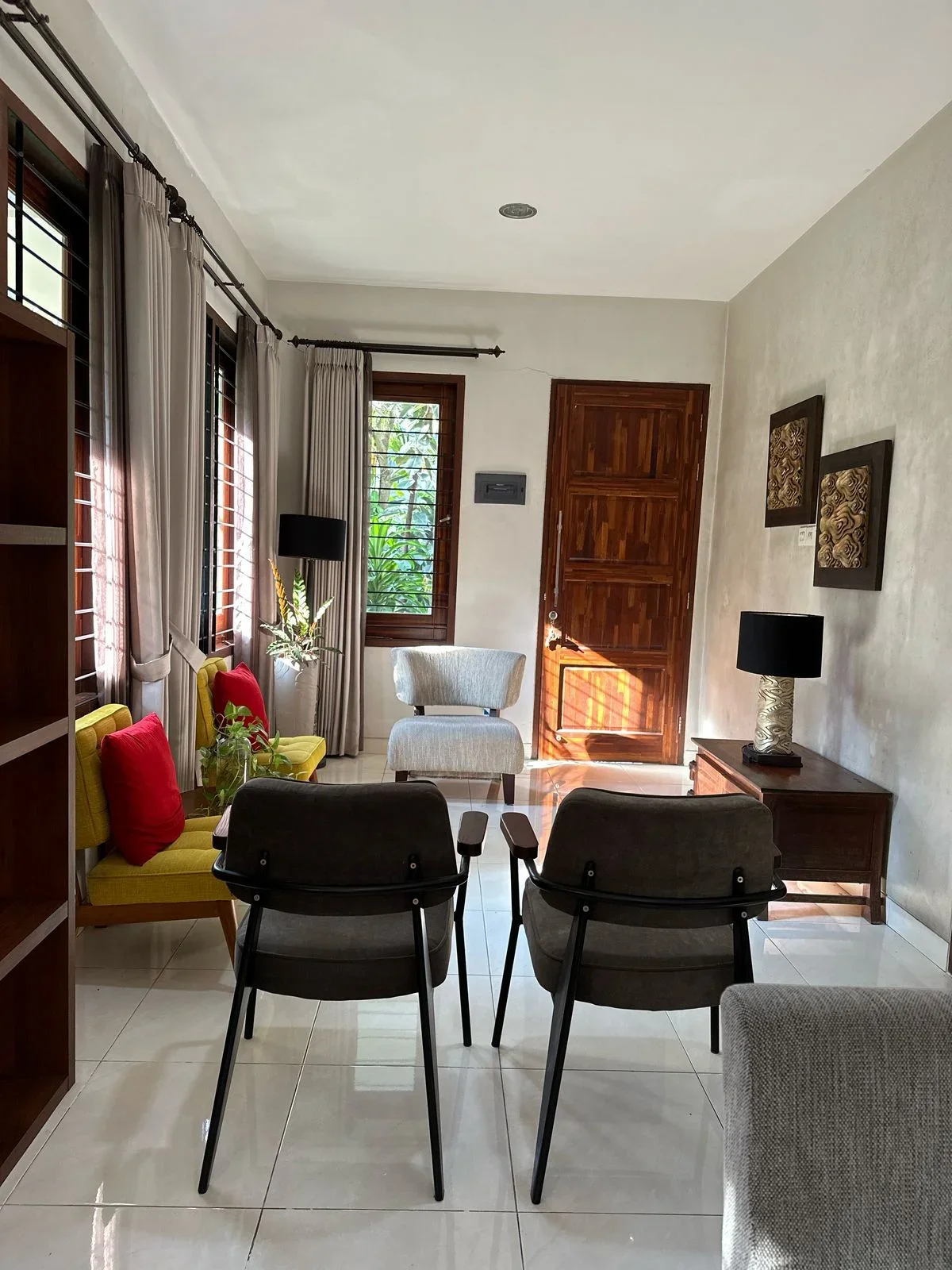 Dijual Rumah Classic 2 Lantai Semi Furnish! CitraLand Surabaya Barat - Galeri 4