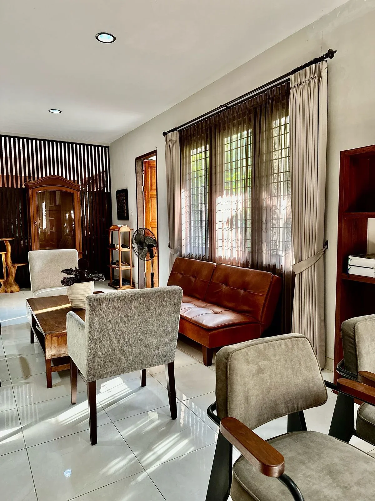 Dijual Rumah Classic 2 Lantai Semi Furnish! CitraLand Surabaya Barat - Galeri 5