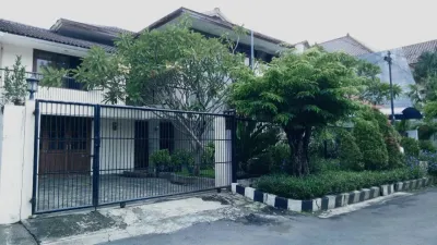 Dijual Rumah Mewah 2 Lantai di Komplek Margorejo Indah, Luas dan Elegan - Dekat Akses Tol Waru - Galeri 1