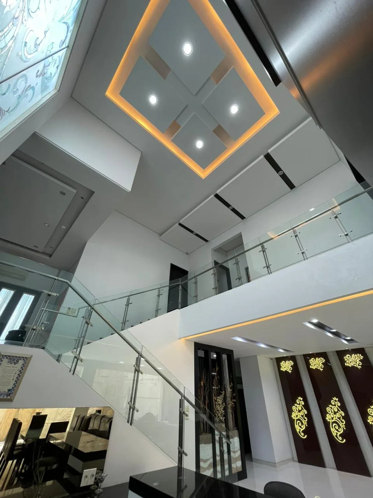 Dijual Rumah Mewah Full Furnished!-  Virginia Regency Pakuwon City Surabaya - Desain Elegan & Luas - Galeri 9