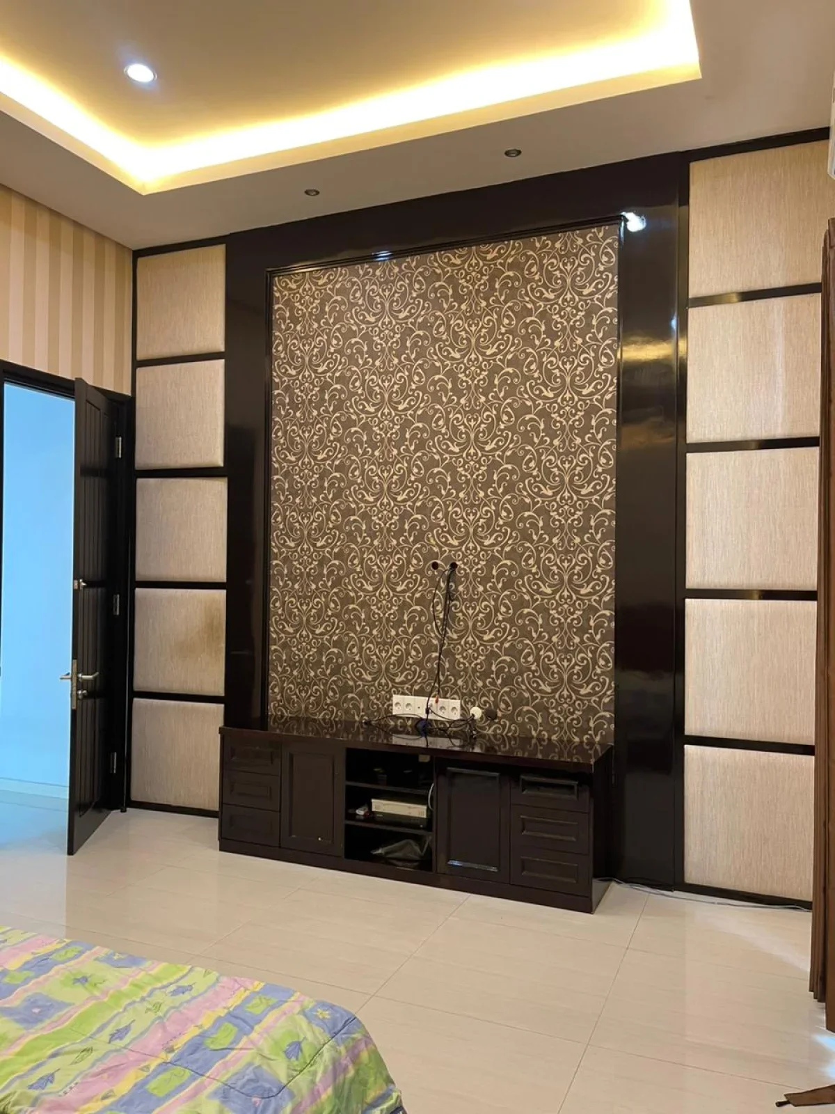 Dijual Rumah Mewah Full Furnished!-  Virginia Regency Pakuwon City Surabaya - Desain Elegan & Luas - Galeri 21