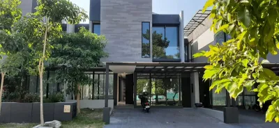 DIJUAL RUMAH MEWAH PELICAN HILL – FULL FURNISH + INTERIOR ELEGAN + KOLAM RENANG, SIAP HUNI! 