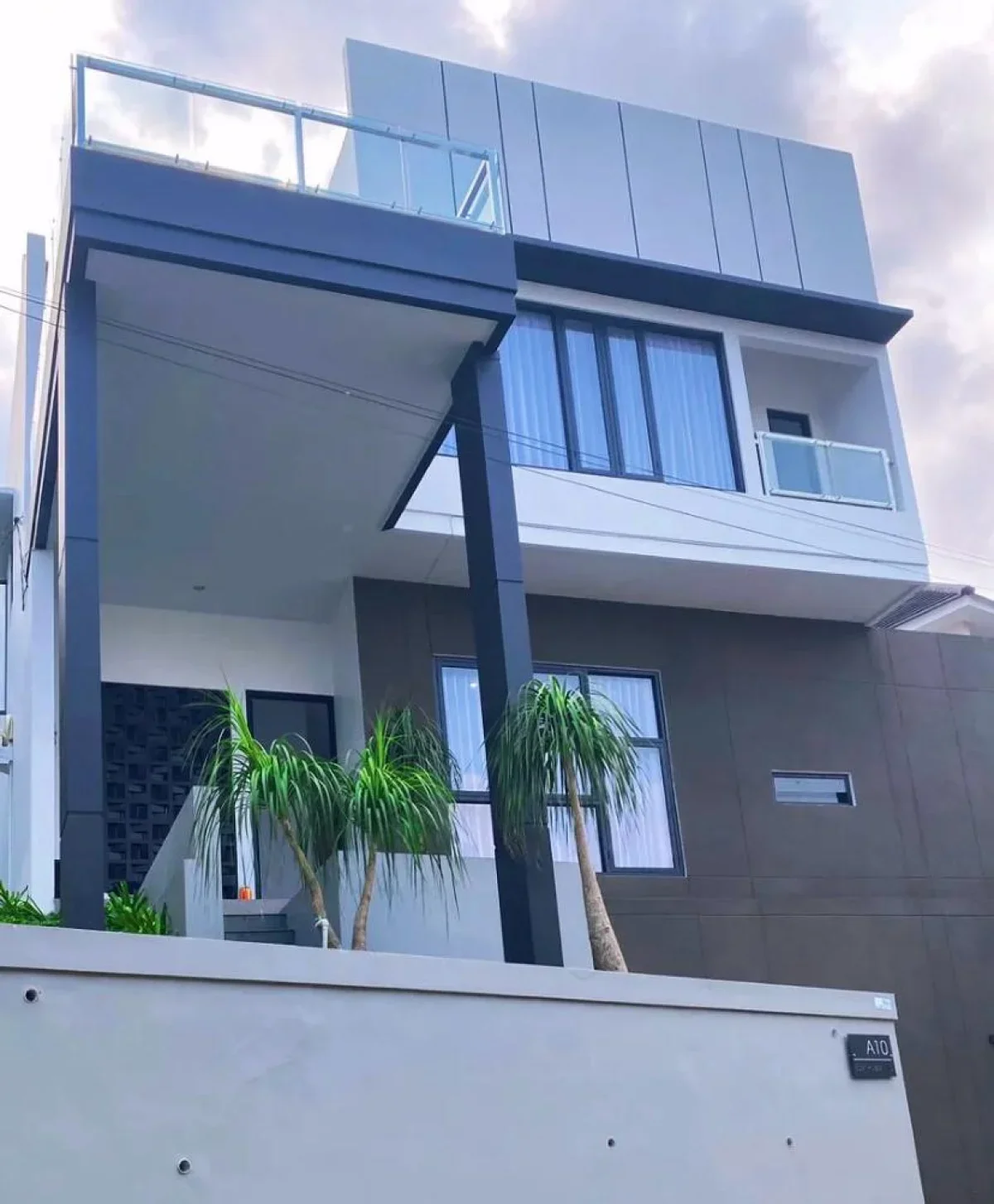 DIJUAL RUMAH VILLA BATU 2 LANTAI - NYAMAN AMAN & STRATEGIS 