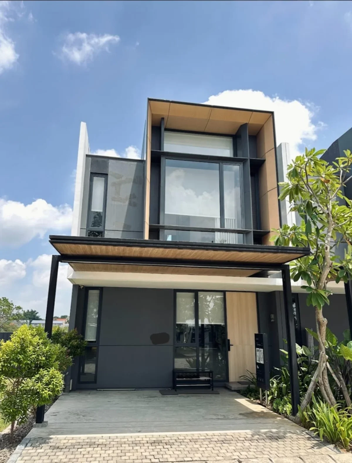 Rumah Amega Barat Surabaya dekat pintu tol Driyorejo