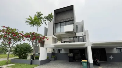 Rumah Eksklusif 3 Lantai di The Prambanan Residence Tipe Astha 9 RD -  Premium With Roof deck - Surabaya Barat - Galeri 1