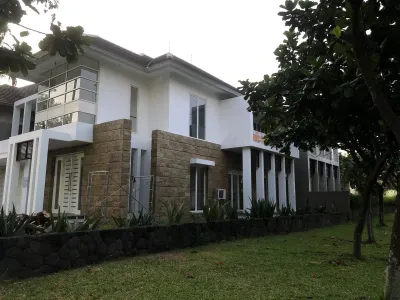 Rumah Mewah Diamond Hill – Like New, Second Rasa Baru - Surabaya Barat  - Galeri 3