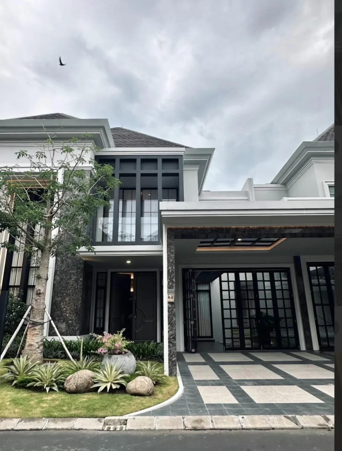 Rumah Modern Pakuwon Indah Surabaya tipe Greta - dekat Pakuwon Mall