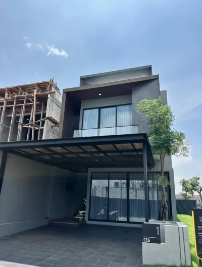 Hunian Modern Luas di GreenLake Verdela Deluxe - 2 Lantai Surabaya CitraLand  - Galeri 1