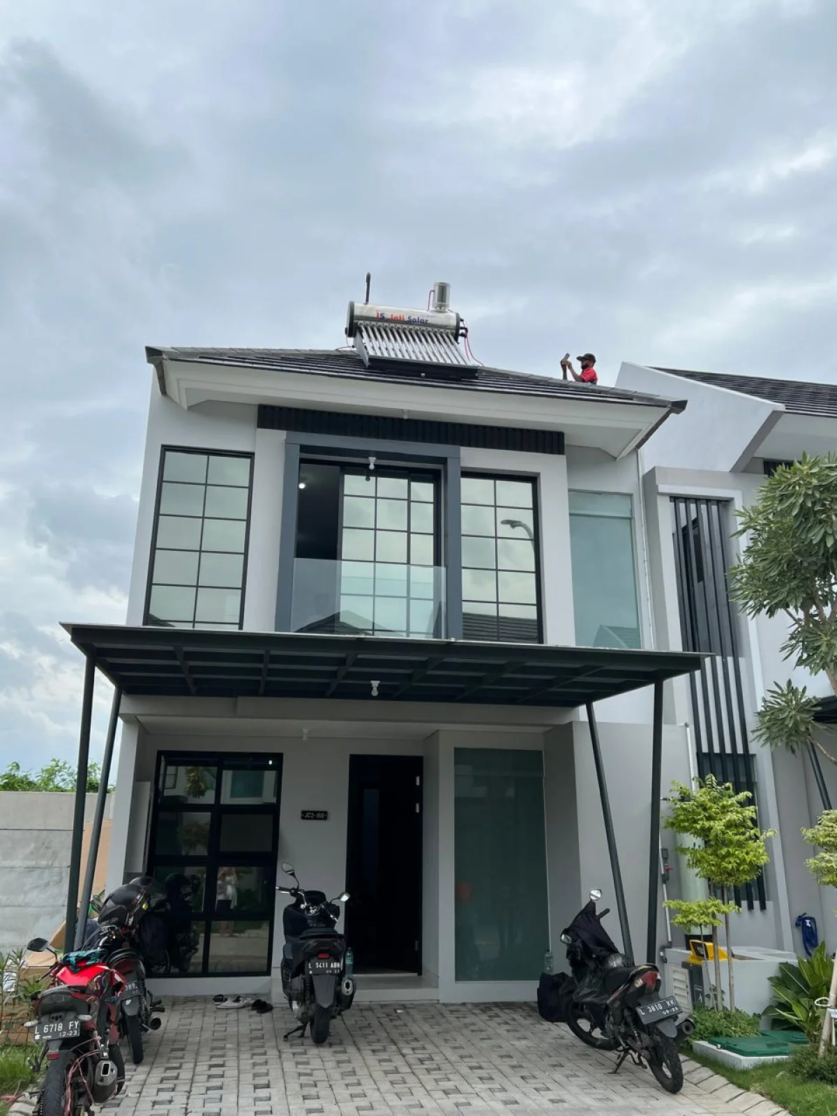 DIJUAL RUMAH 2 LANTAI SEMI FURNISHED – GRAND PAKUWON CLUSTER GLADSTONE 