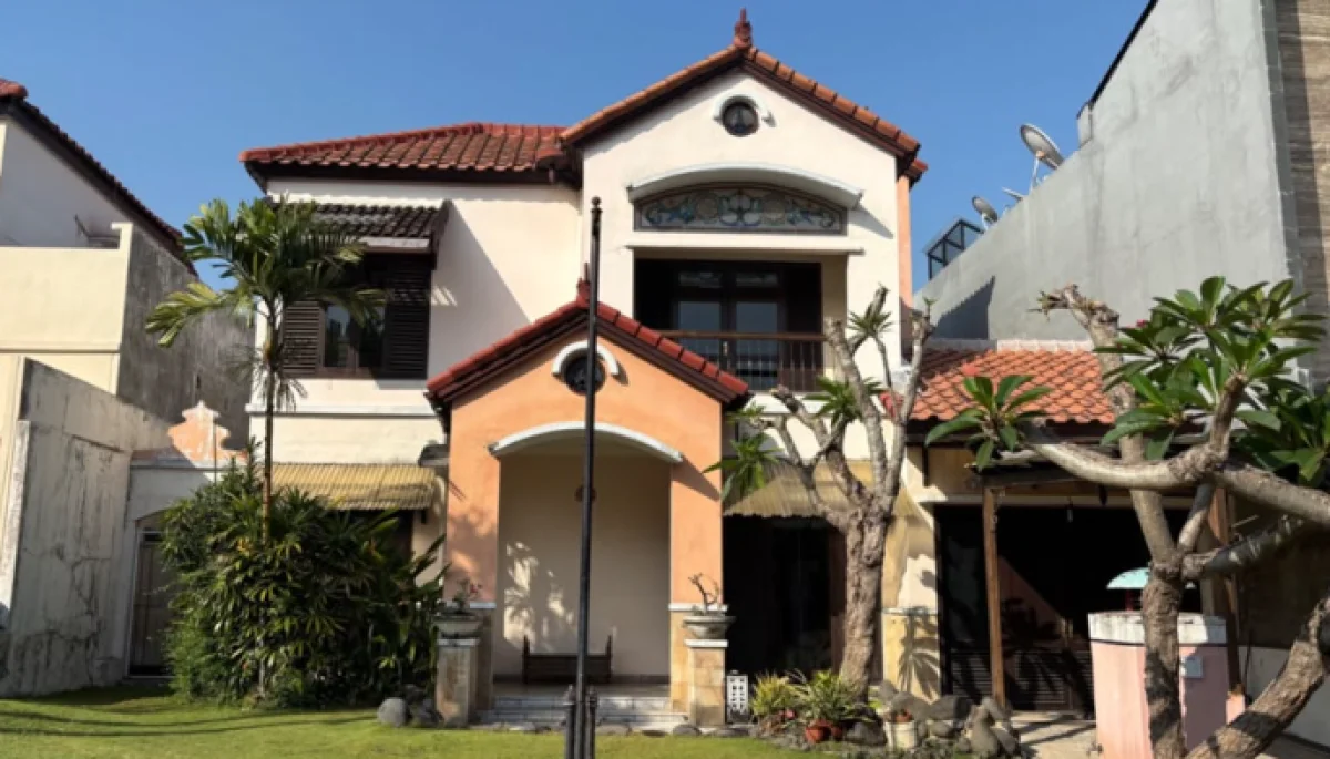 Dijual Rumah Vintage Classic - Crystal Golf, Surabaya Barat