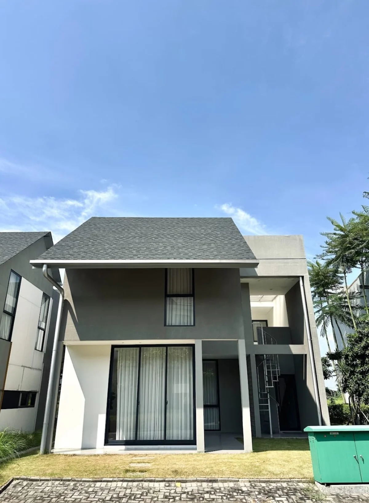 Rumah Modern Surabaya Royal Residence tipe Marela - dekat Tol Gunung Sari