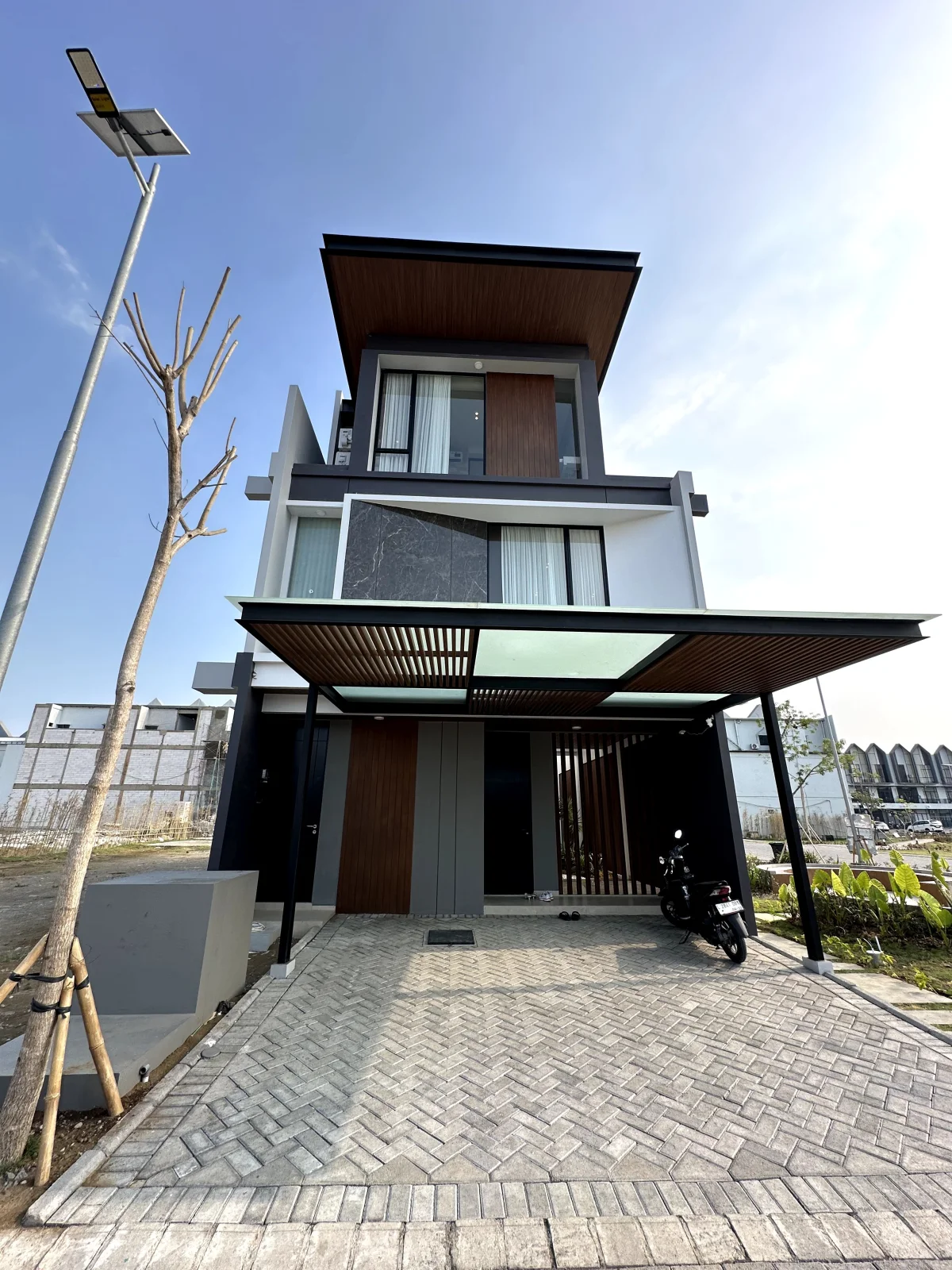 Rumah Surabaya Timur Ready Stok Unit FREE PPN Grand Eastern with Pool 